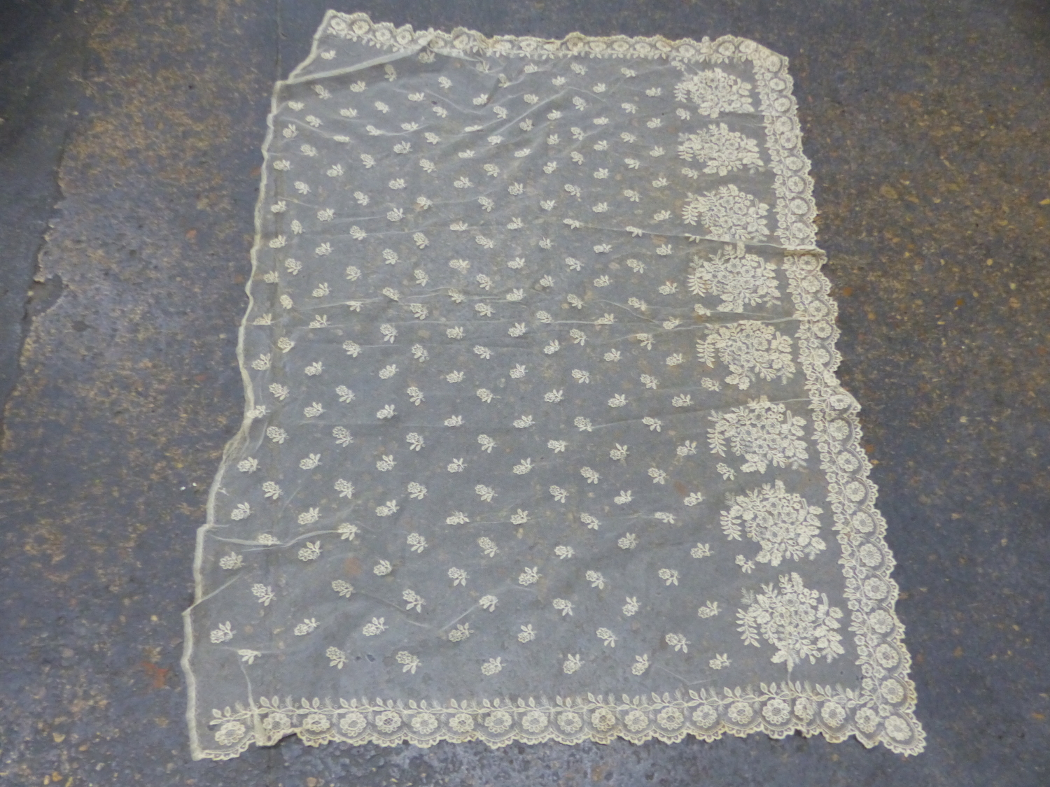 A SMALL COLLECTION OF ANTIQUE AND FINELY WORKED LACE, TO INCLUDE A SHAWL, VEILS, ETC. - Image 13 of 15