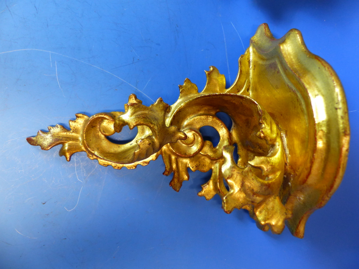 THREE FLORENTINE STYLE SMALL GILT WALL BRACKETS, TOGETHER WITH A TWO LIGHT SCONCE (4). - Image 11 of 11