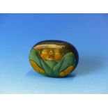 A 19TH CENTURY PAPIER MACHE SNUFF BOX WITH HAND PAINTED LID. 8cm WIDE