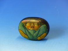 A 19TH CENTURY PAPIER MACHE SNUFF BOX WITH HAND PAINTED LID. 8cm WIDE