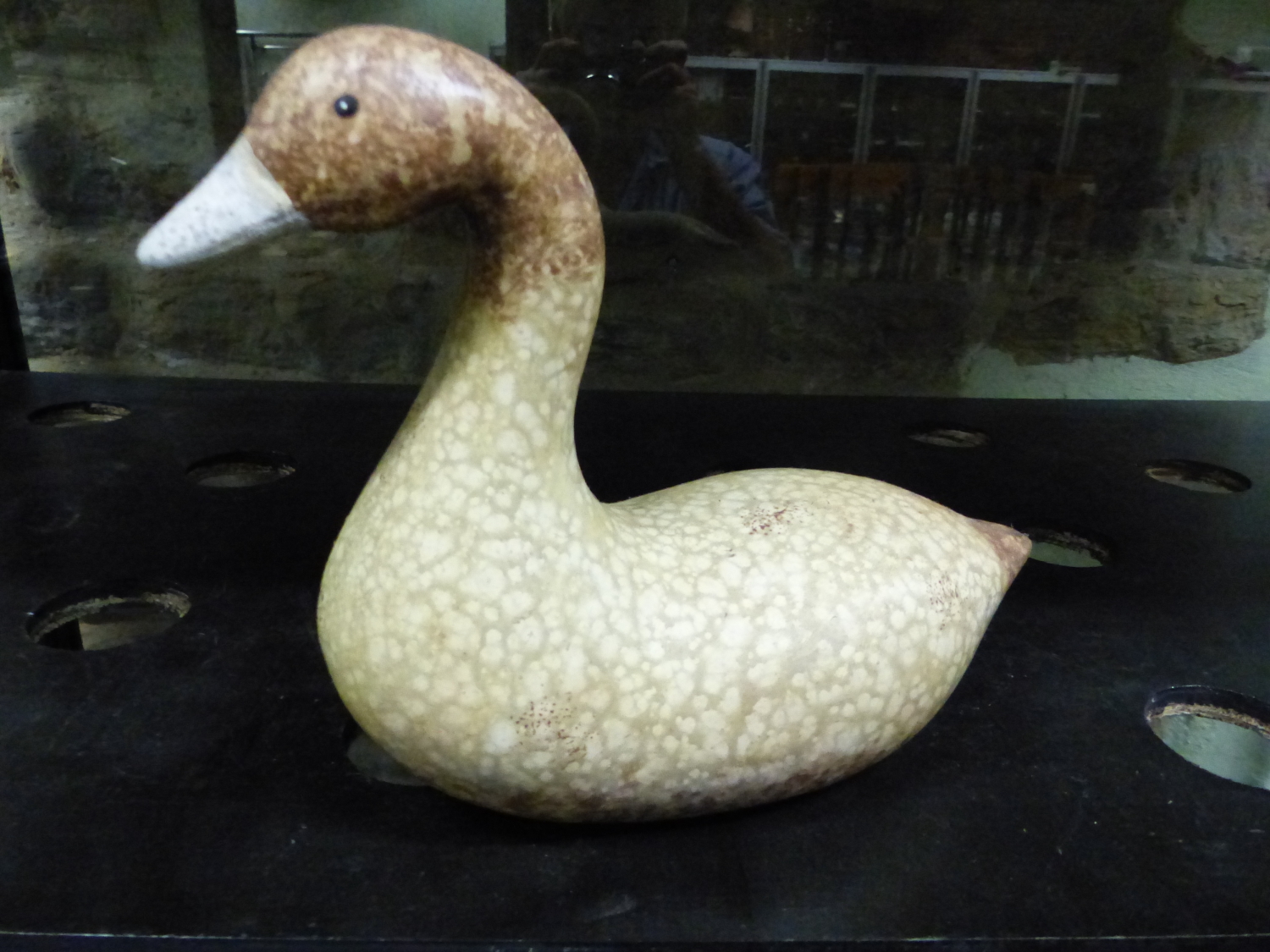 THREE CARVED AND PAINTED DUCK DECOYS, LENGTH OF LARGEST 39cms, TOGETHER WITH A CERAMIC EXAMPLE. - Image 24 of 25