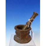 A SMALL 18TH CENTURY BRONZE PESTLE AND MORTAR.6 CM HIGH