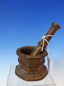 A SMALL 18TH CENTURY BRONZE PESTLE AND MORTAR.6 CM HIGH