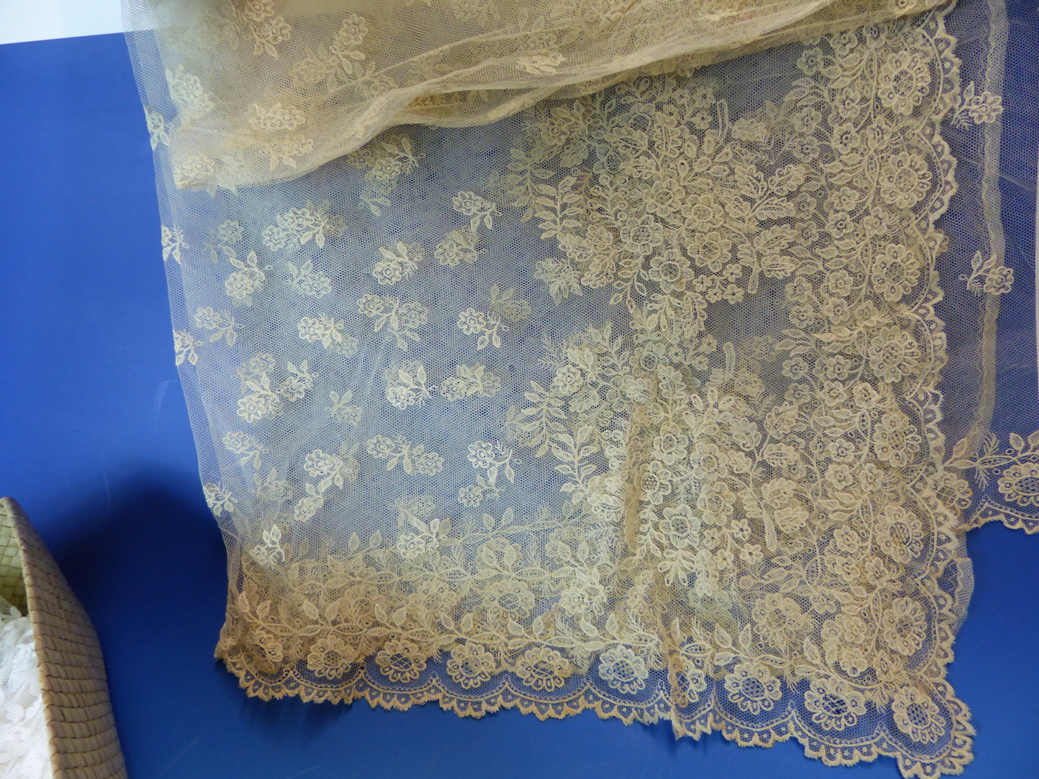 A SMALL COLLECTION OF ANTIQUE AND FINELY WORKED LACE, TO INCLUDE A SHAWL, VEILS, ETC. - Image 5 of 15