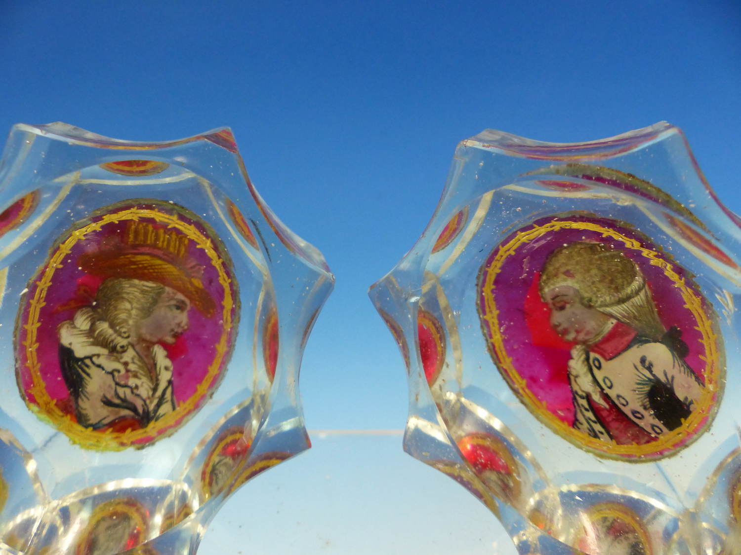 A PAIR OF BOHEMIAN ZWISCHEN GOLD GLASS MARRIAGE SALTS, THE OVAL BOWLS WITHIN EIGHT FLUTES TO THE - Image 4 of 7