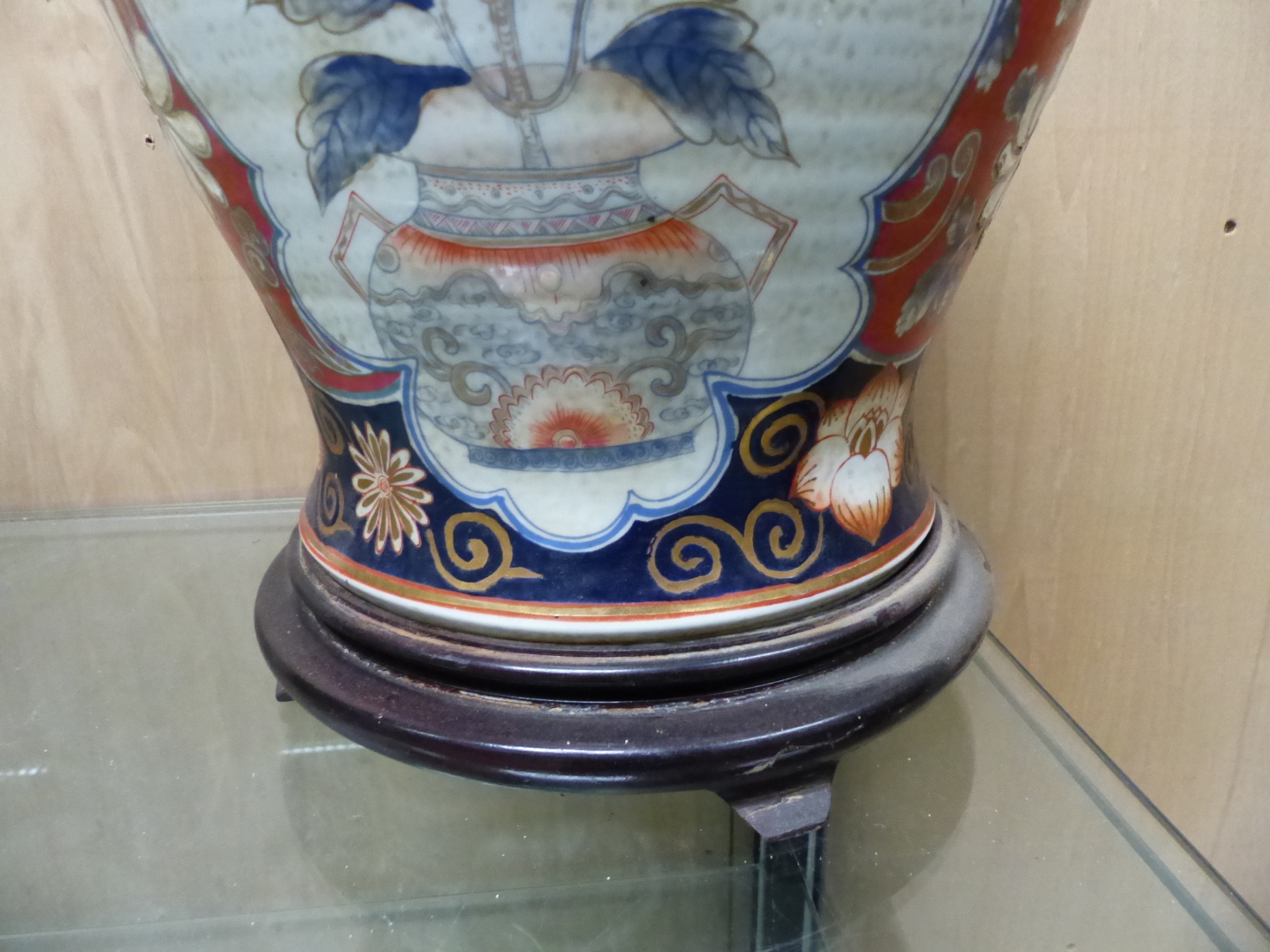 A CHINESE DECORATIVE IMARI PALETTE JAR AND COVER, ONCE A LAMP BASE. H 48cms. A WOOD STAND AND A - Image 6 of 10