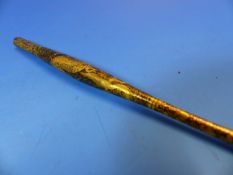 A JAPANESE BLACK METAL PEN HANDLE INLAID IN GOLD IN THE MANNER OF MIYAO WITH A DRAGON BETWEEN FLORAL