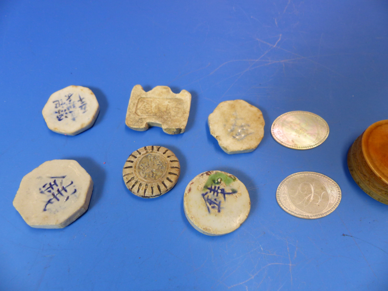 SIX CHINESE PORCELAIN GAMBLING TOKENS TOGETHER WITH MOTHER OF PEARL COUNTERS INITIALLED C, SOME - Image 6 of 10