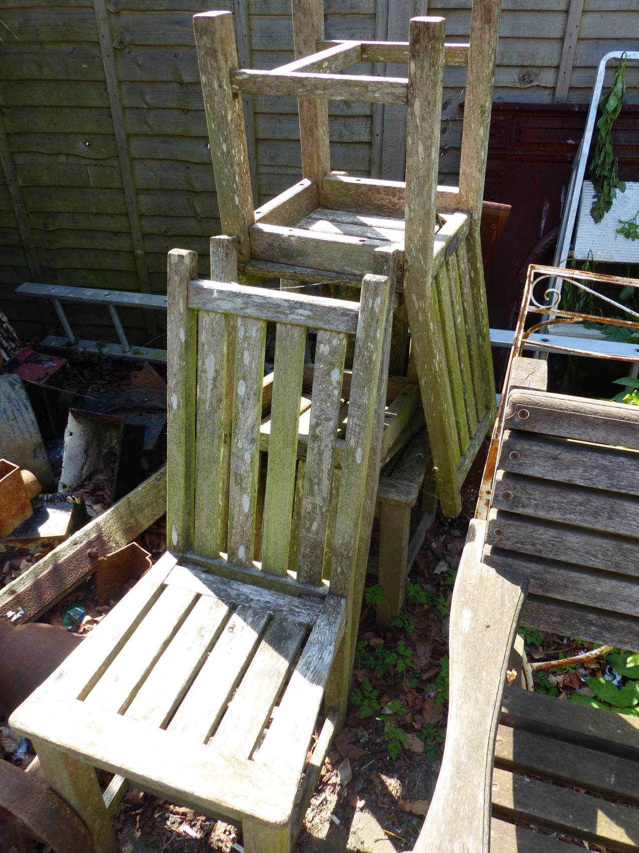 A LARGE OCTAGONAL TEAK GARDEN TABLE AND SIX CHAIRS TOGETHER WITH A SMALLER GARDEN TABLE. - Image 6 of 6