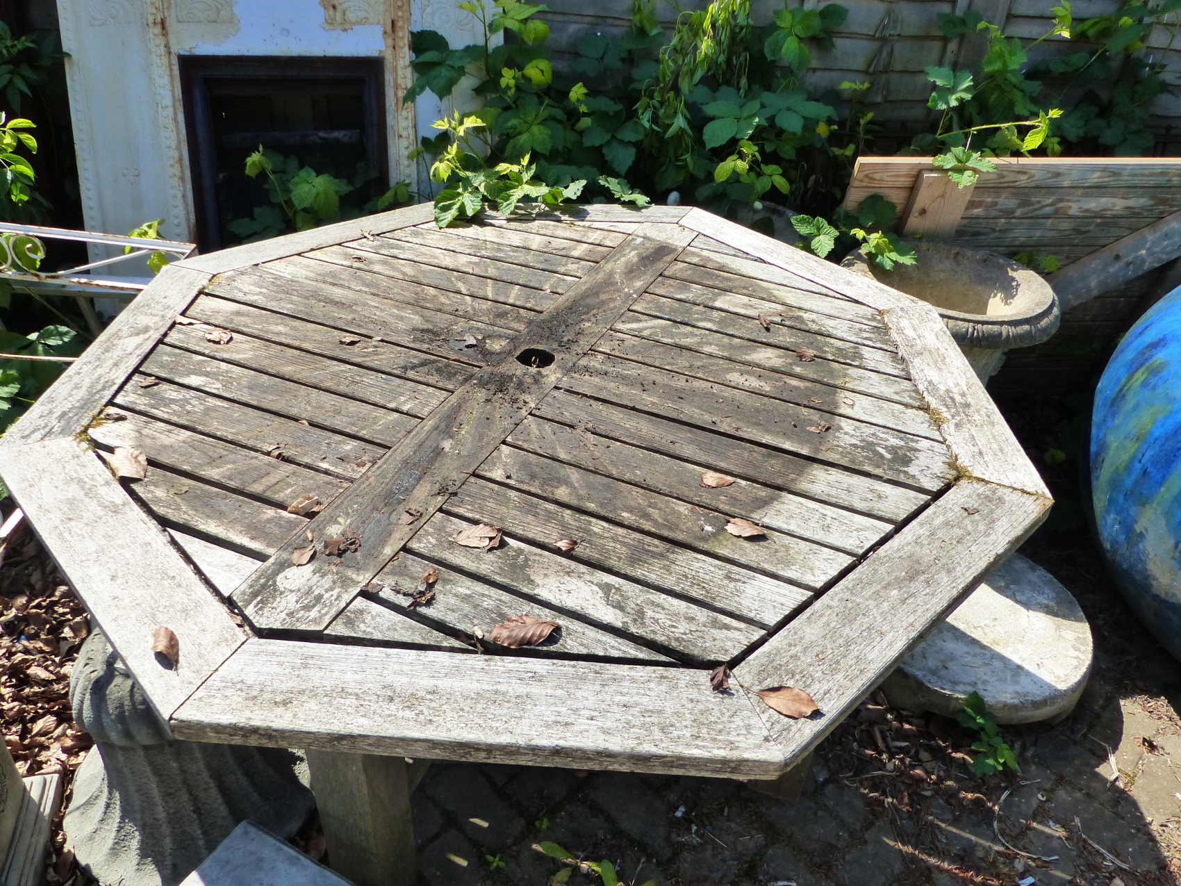 A LARGE OCTAGONAL TEAK GARDEN TABLE AND SIX CHAIRS TOGETHER WITH A SMALLER GARDEN TABLE. - Image 2 of 6