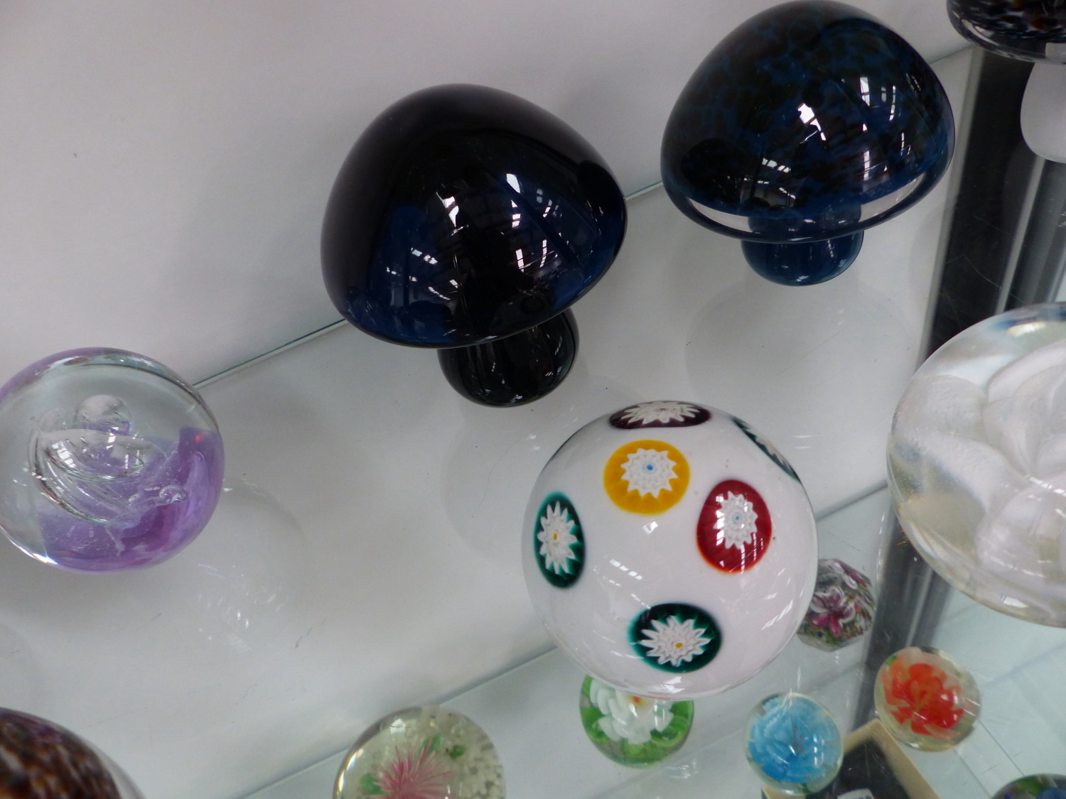 FIVE WEDGWOOD AND OTHER GLASS MUSHROOM WEIGHTS TOGETHER WITH TWELVE PAPER WEIGHTS BY CAITHNESS AND - Image 5 of 5