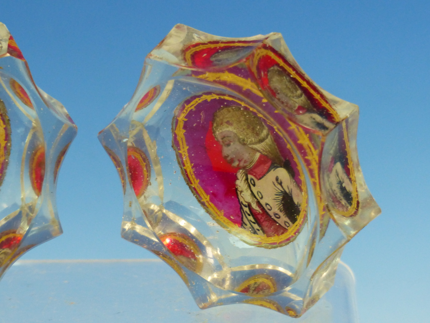 A PAIR OF BOHEMIAN ZWISCHEN GOLD GLASS MARRIAGE SALTS, THE OVAL BOWLS WITHIN EIGHT FLUTES TO THE - Image 3 of 7