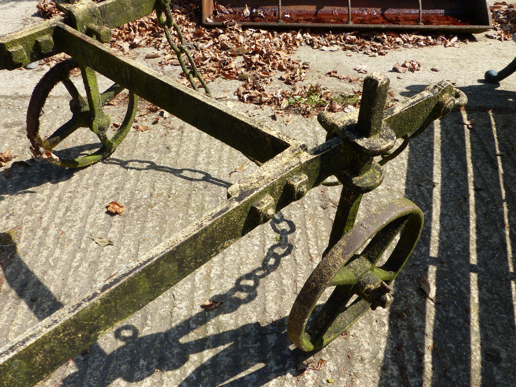 A LARGE ANTIQUE TWO FURROW PLOUGH. - Image 4 of 4