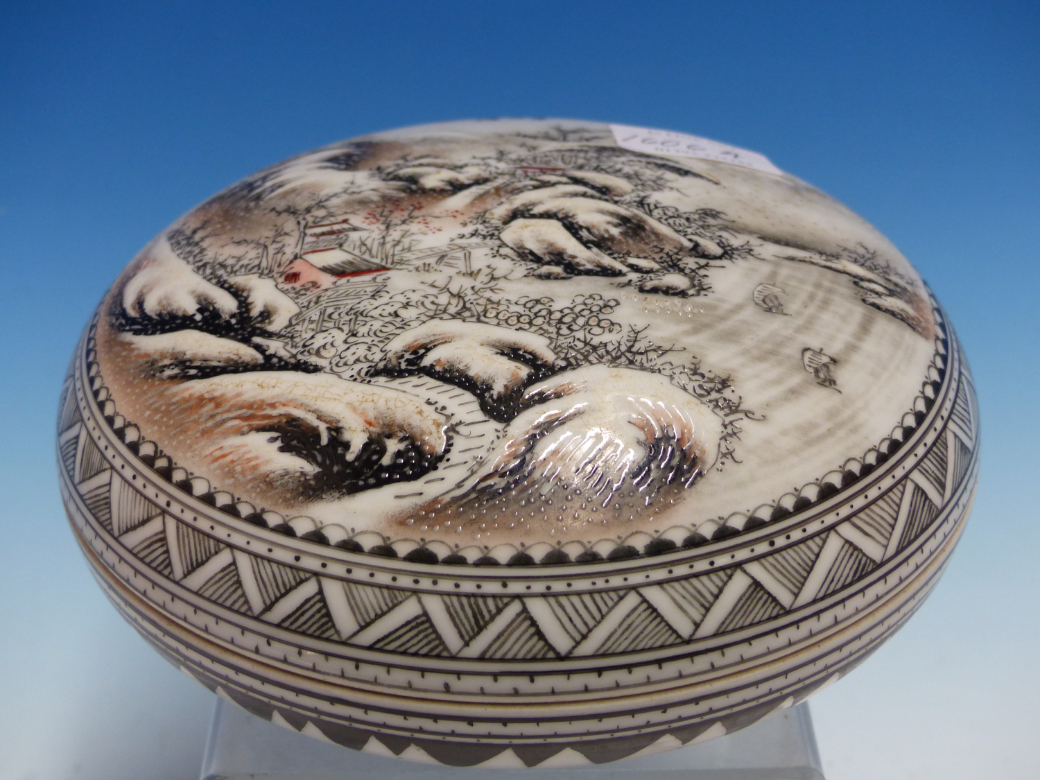 A CHINESE CIRCULAR COVERED BOX, DECORATED WITH A WINTER LANDSCAPE AND INSCRIPTION, CHARACTER MARK