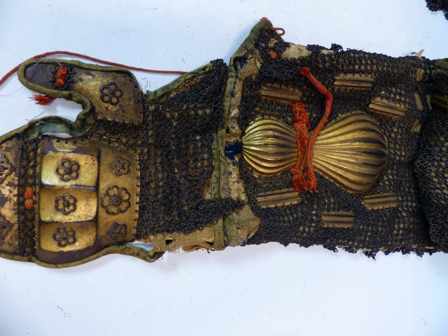 A PAIR OF JAPANESE BLACK LACQUERED ARMOUR AND CHAIN MAIL SLEEVES OR KOTE OF ODA-GOTE STYLE, THE - Image 4 of 9