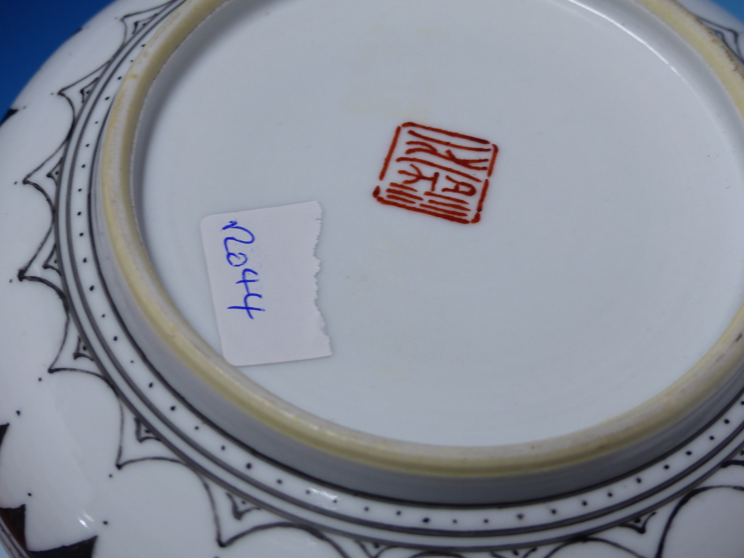 A CHINESE CIRCULAR COVERED BOX, DECORATED WITH A WINTER LANDSCAPE AND INSCRIPTION, CHARACTER MARK - Image 6 of 9