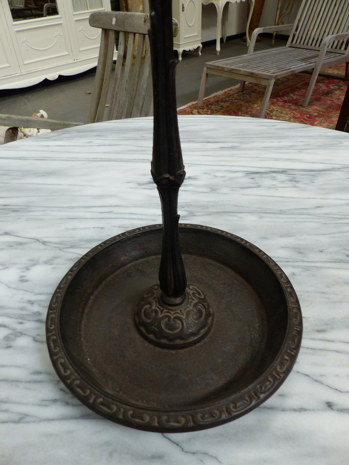 A CAST IRON STICK STAND, A RING HANDLE ABOVE SNAKES FORMING CIRCLES ABOVE THE CLUSTER COLUMN AND - Image 4 of 4