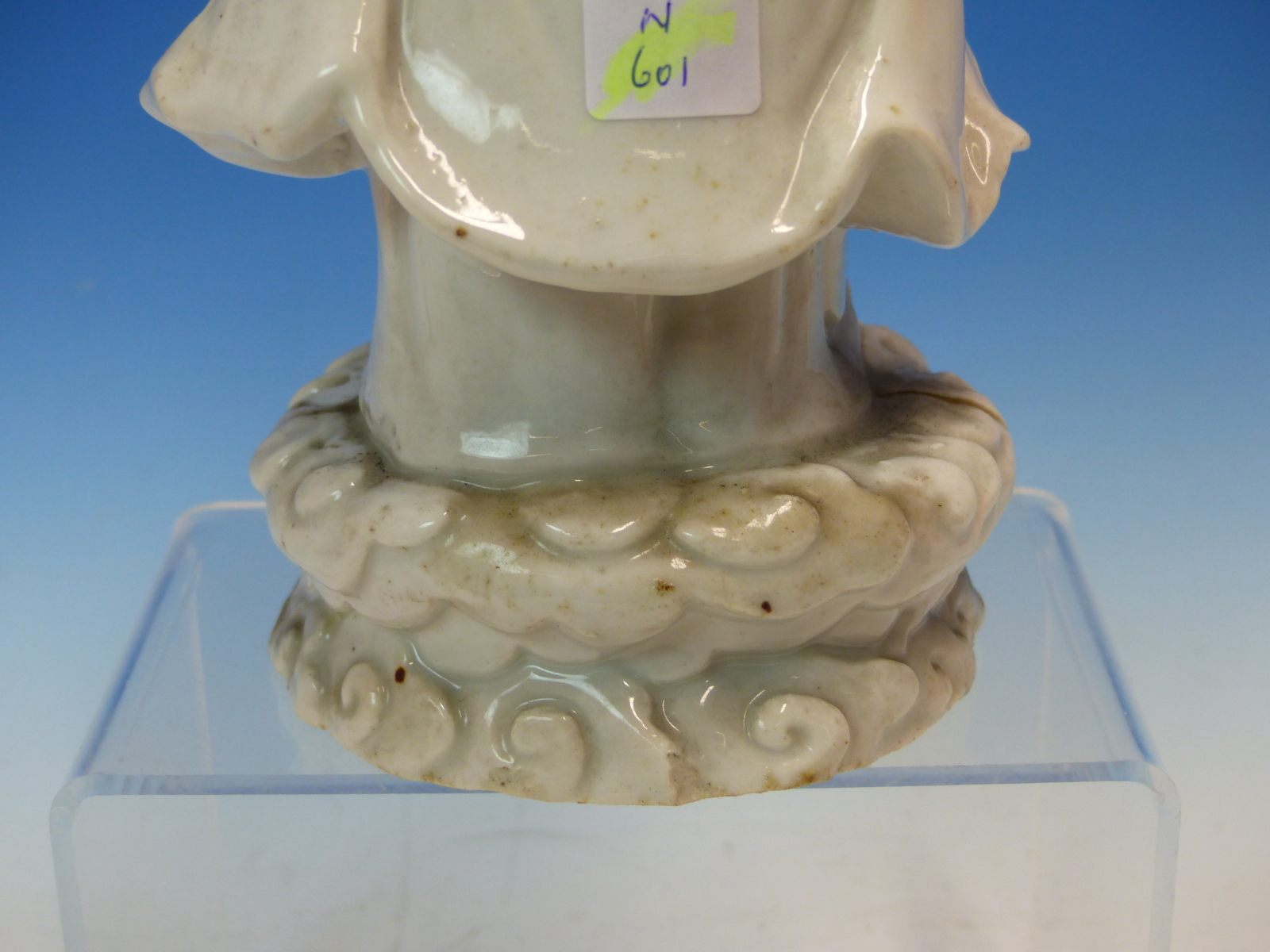 A BLANC DE CHINE FIGURE OF A FIERCE EYED MANDARIN STANDING ON A DOUBLE CLOUD PLINTH, HIS CHIN - Image 9 of 48