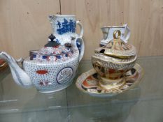 A CHAMBERLAINS WORCESTER ARMORIAL JUG, A CAUGHLEY BLUE AND WHITE FISHERMAN JUG, A SAUCE TUREEN AND