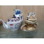 A CHAMBERLAINS WORCESTER ARMORIAL JUG, A CAUGHLEY BLUE AND WHITE FISHERMAN JUG, A SAUCE TUREEN AND