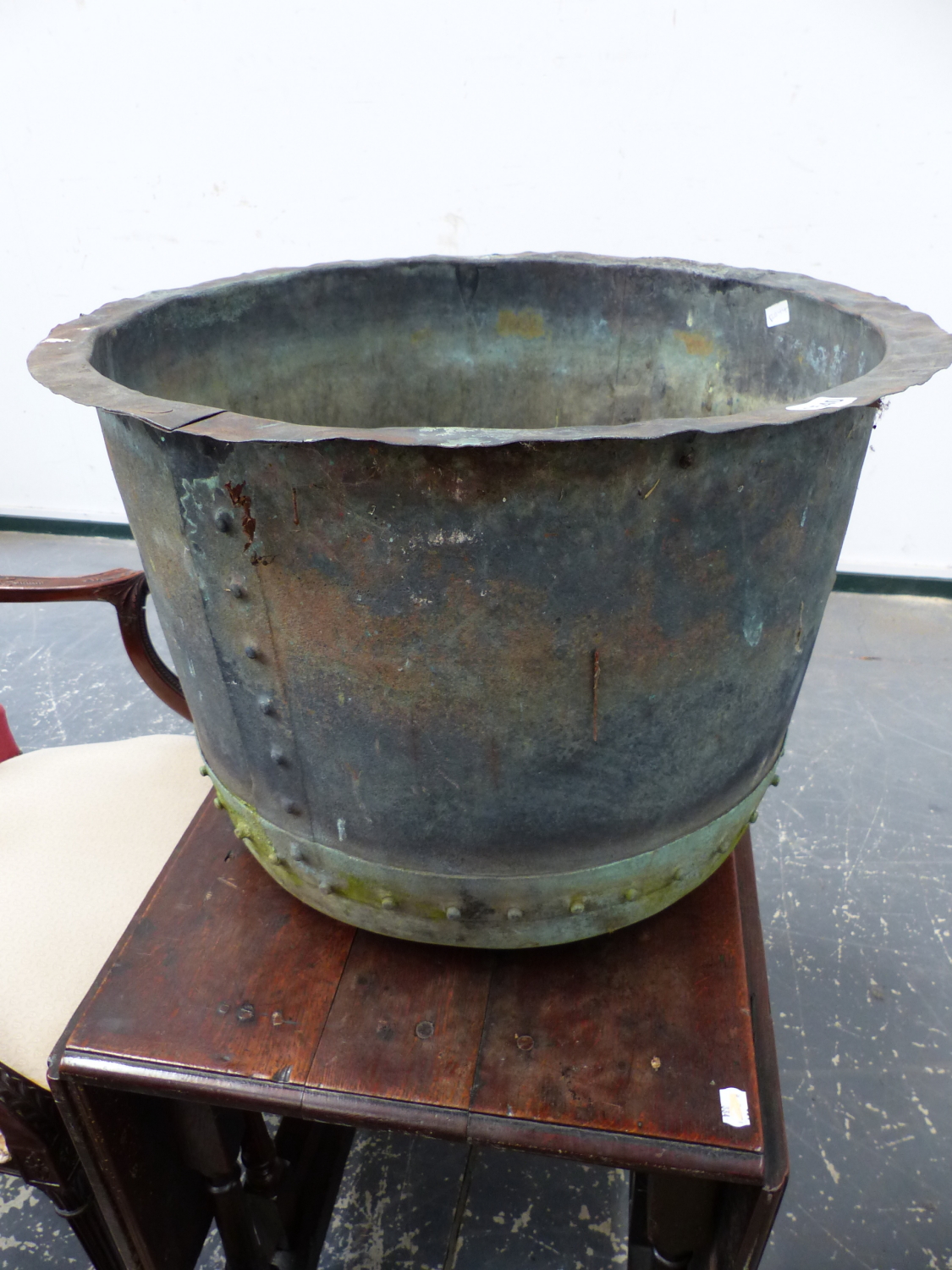 AN ANTIQUE COPPER COPPER WITH VERDIGRIS WEATHERING. H 43 x D 62cms TOGETHER WITH A CAST IRON