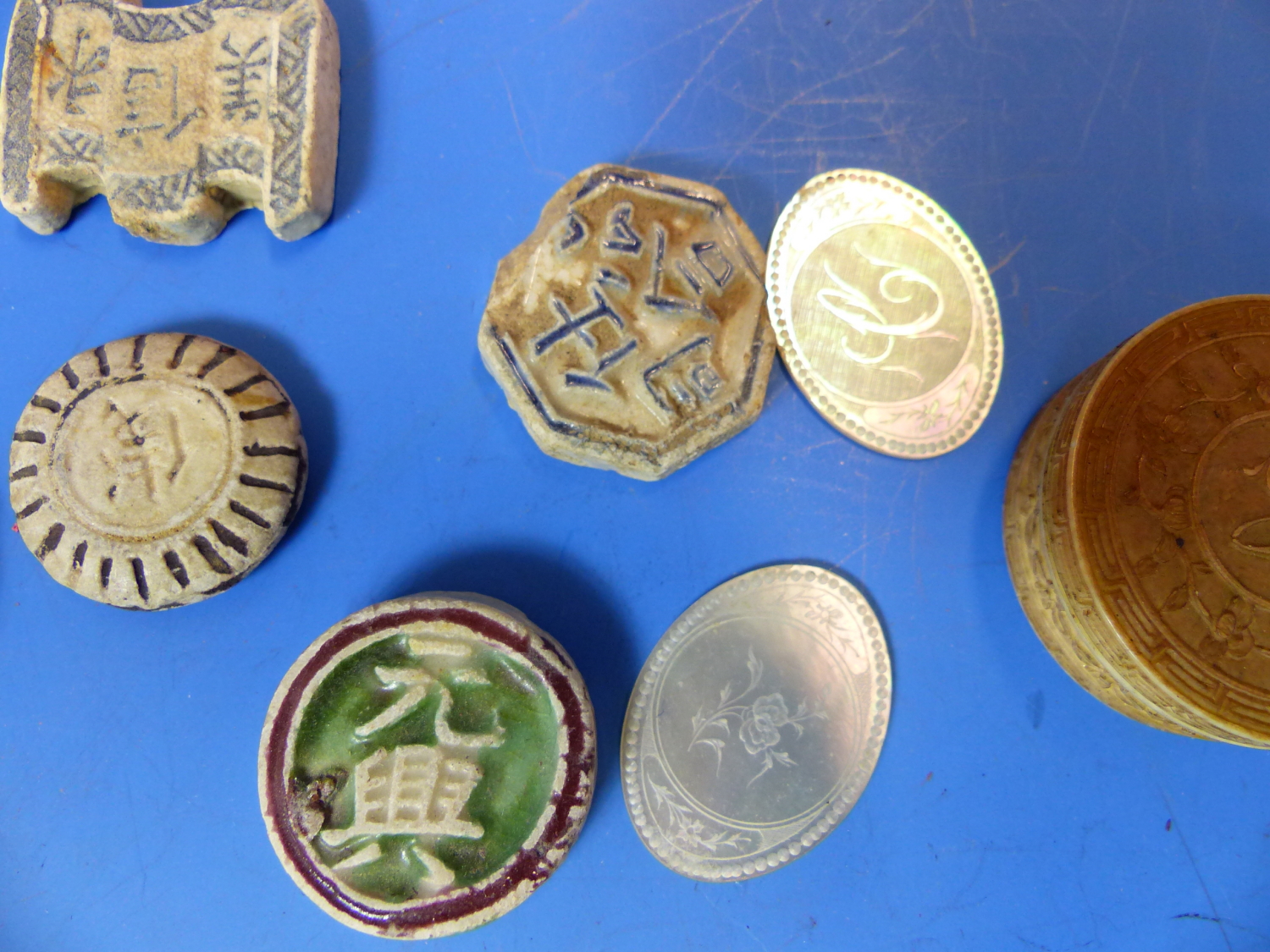 SIX CHINESE PORCELAIN GAMBLING TOKENS TOGETHER WITH MOTHER OF PEARL COUNTERS INITIALLED C, SOME - Image 3 of 10