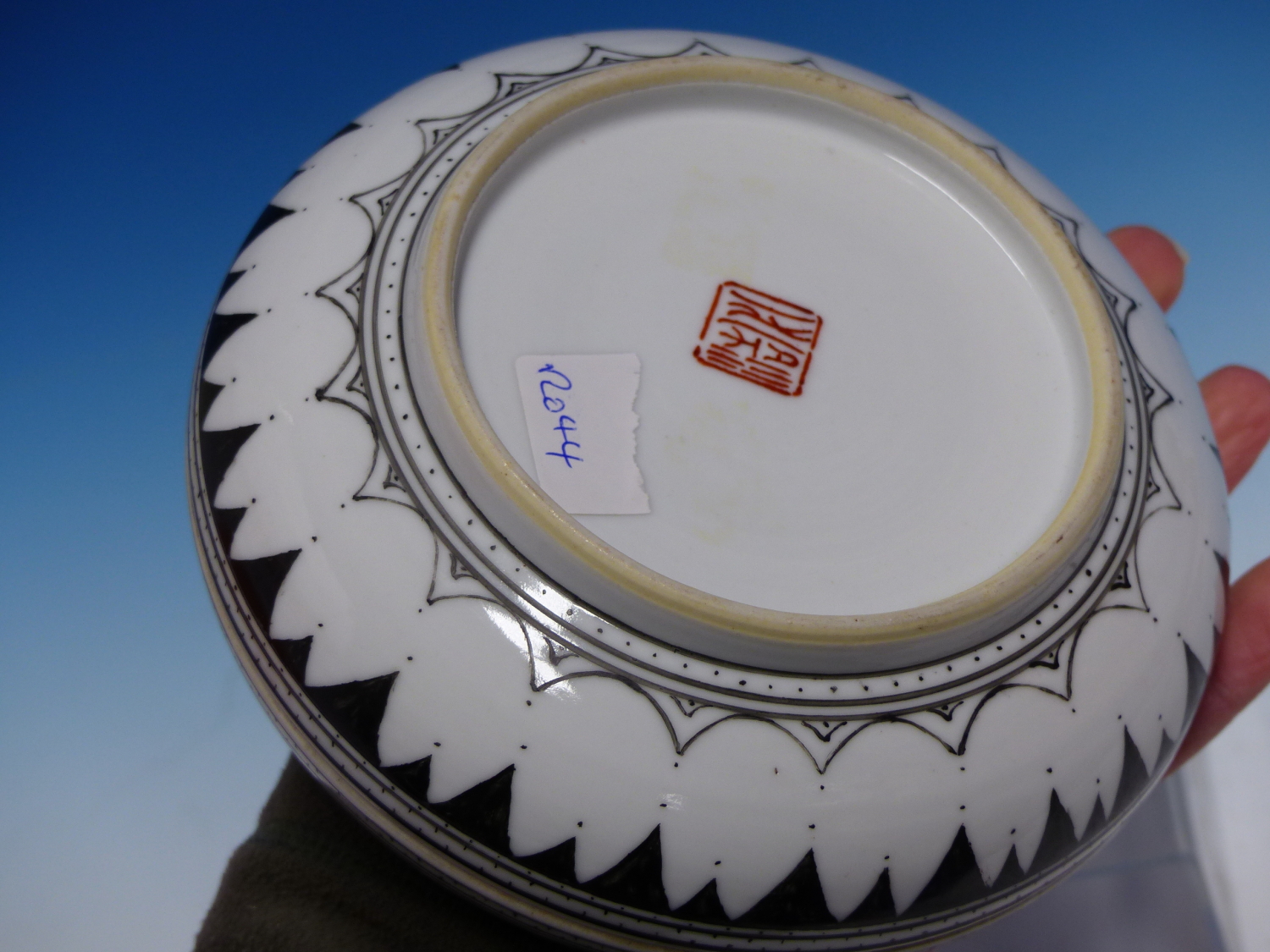A CHINESE CIRCULAR COVERED BOX, DECORATED WITH A WINTER LANDSCAPE AND INSCRIPTION, CHARACTER MARK - Image 7 of 9