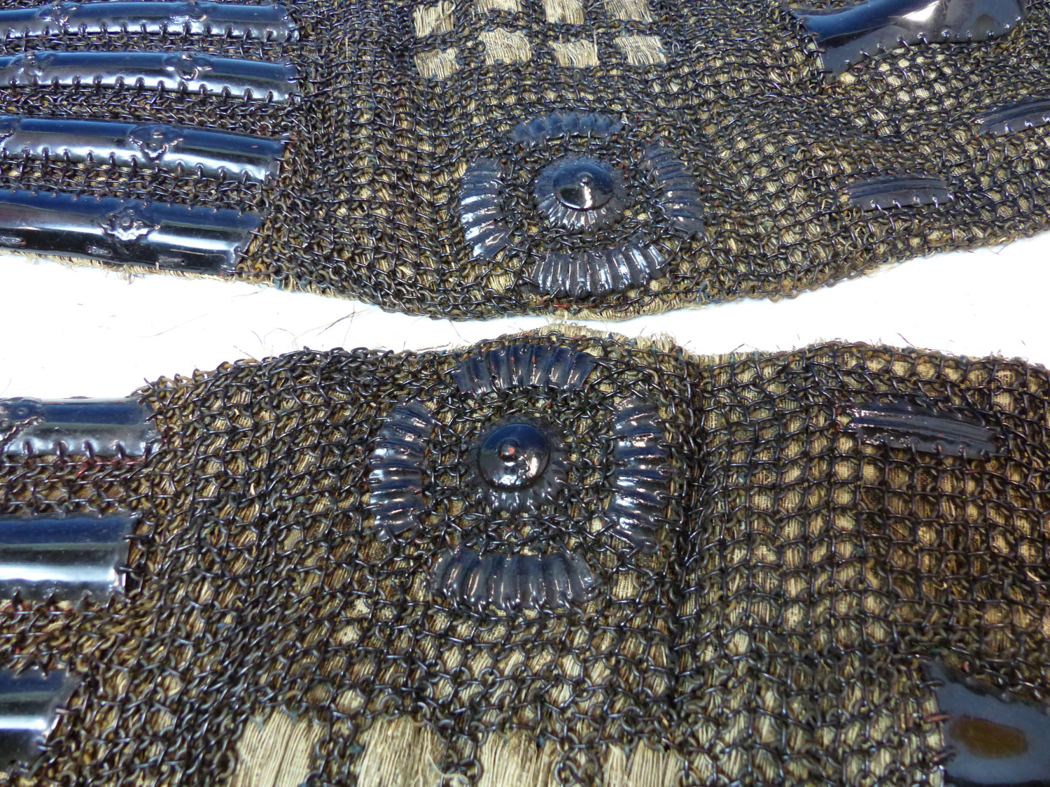 A PAIR OF JAPANESE GILT LACQUERED AND CHAIN MAIL SLEEVE ARMOUR OR KOTE IN THE ODA-GOTE STYLE - Image 6 of 16