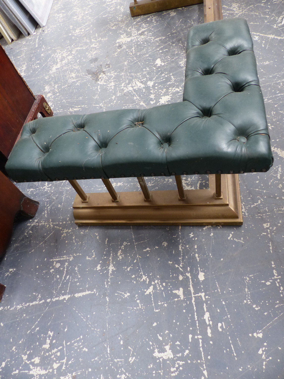 AN ANTIQUE BRASS AND LEATHER UPHOLSTERED CLUB FENDER. W.177 x D.63 x H.40cms. - Image 2 of 4