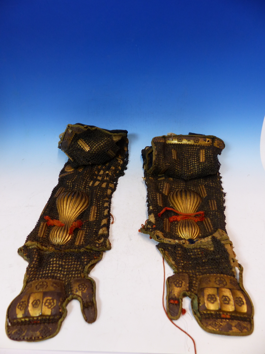 A PAIR OF JAPANESE BLACK LACQUERED ARMOUR AND CHAIN MAIL SLEEVES OR KOTE OF ODA-GOTE STYLE, THE