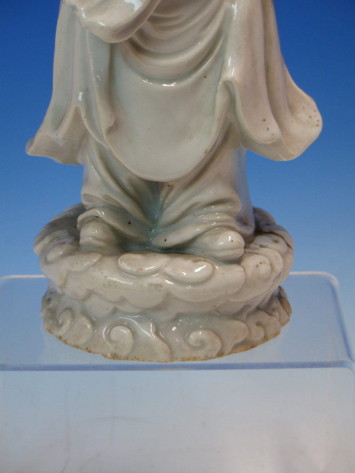 A BLANC DE CHINE FIGURE OF A FIERCE EYED MANDARIN STANDING ON A DOUBLE CLOUD PLINTH, HIS CHIN - Image 5 of 48