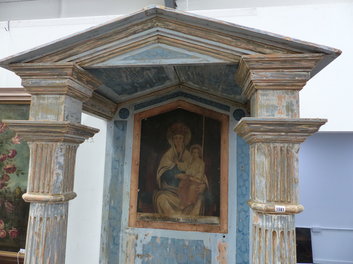 AN IMPRESSIVE PAIR OF ANTIQUE PINE CARVED AND PAINTED PORTICO NICHES, EACH WITH CLASSICAL - Image 6 of 8