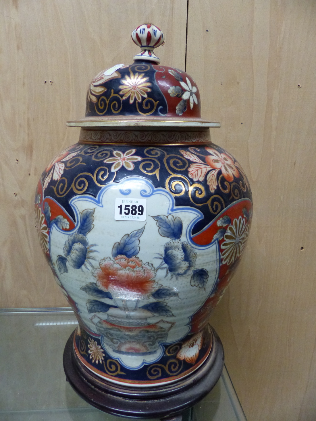 A CHINESE DECORATIVE IMARI PALETTE JAR AND COVER, ONCE A LAMP BASE. H 48cms. A WOOD STAND AND A - Image 5 of 10