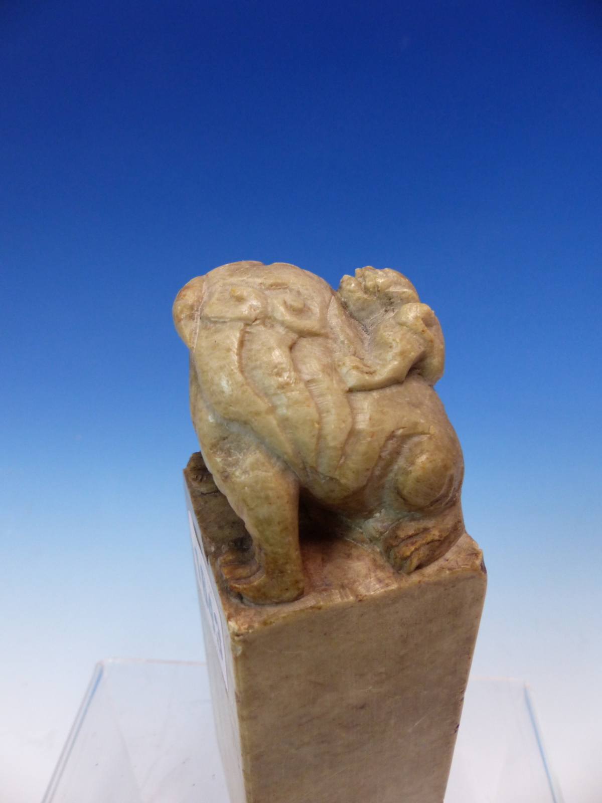 A CHINESE SOAPSTONE SEAL SURMOUNTED BY A BUDDHIST LION, AN INSCRIPTION TO ONE SIDE, THE BASE CUT - Image 6 of 8