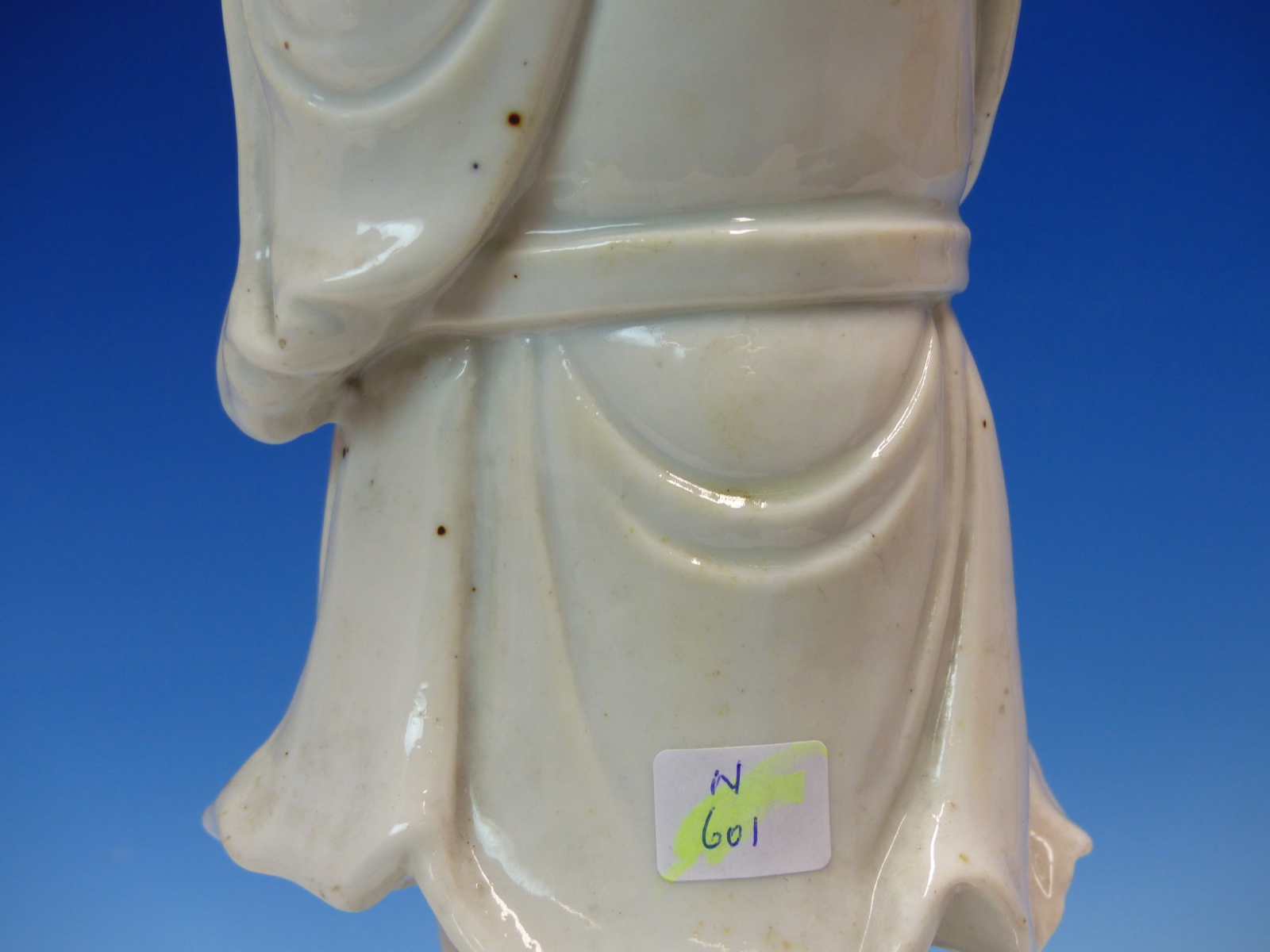 A BLANC DE CHINE FIGURE OF A FIERCE EYED MANDARIN STANDING ON A DOUBLE CLOUD PLINTH, HIS CHIN - Image 10 of 48