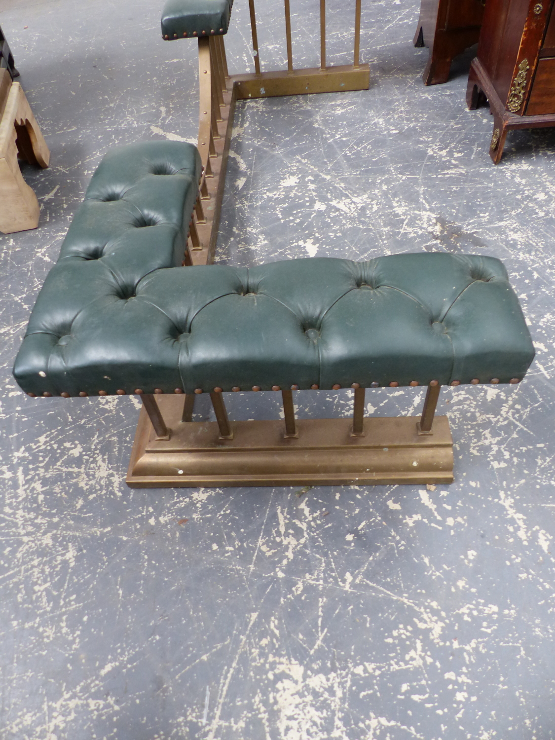AN ANTIQUE BRASS AND LEATHER UPHOLSTERED CLUB FENDER. W.177 x D.63 x H.40cms. - Image 3 of 4