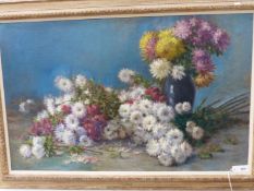 EARLY 20th.C.CONTINENTAL SCHOOL. A FLORAL STILL LIFE, OIL ON CANVAS. 73 x 116cms.