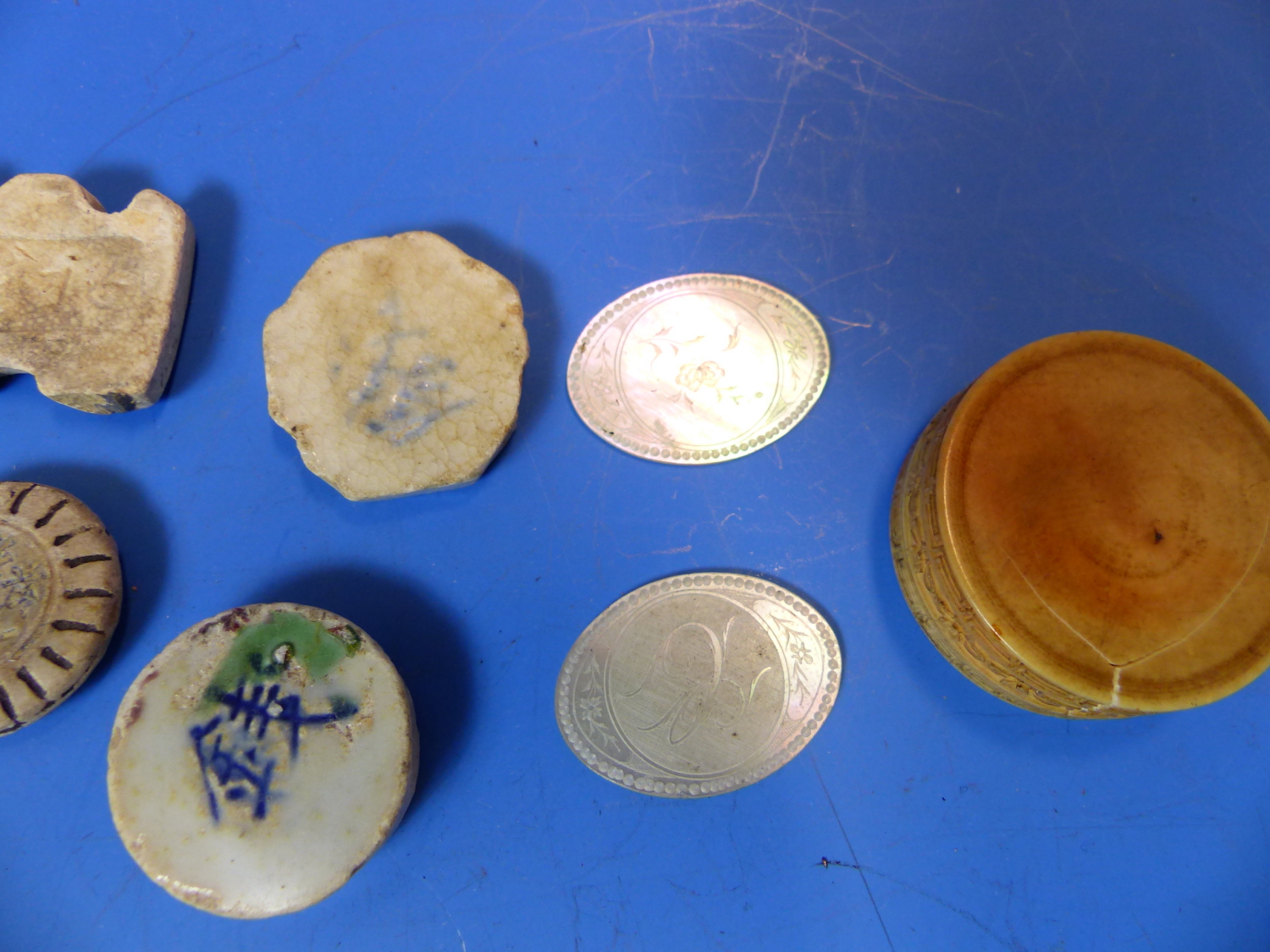 SIX CHINESE PORCELAIN GAMBLING TOKENS TOGETHER WITH MOTHER OF PEARL COUNTERS INITIALLED C, SOME - Image 8 of 10