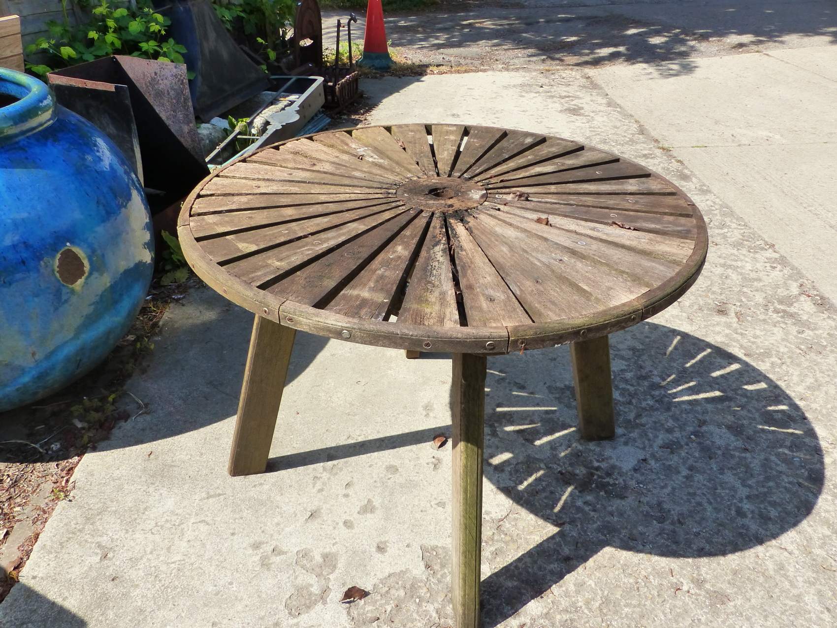 A LARGE OCTAGONAL TEAK GARDEN TABLE AND SIX CHAIRS TOGETHER WITH A SMALLER GARDEN TABLE. - Image 3 of 6