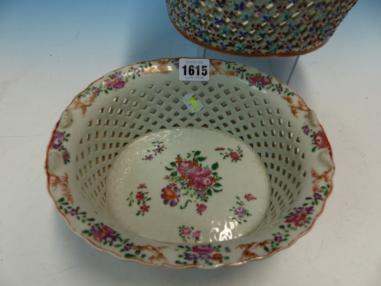 A PAIR OF CHINESE EXPORT BASKETS, THE WAVY RIMS GILT WITH BAMBOO ALTERNATING WITH FAMILLE ROSE - Image 2 of 12