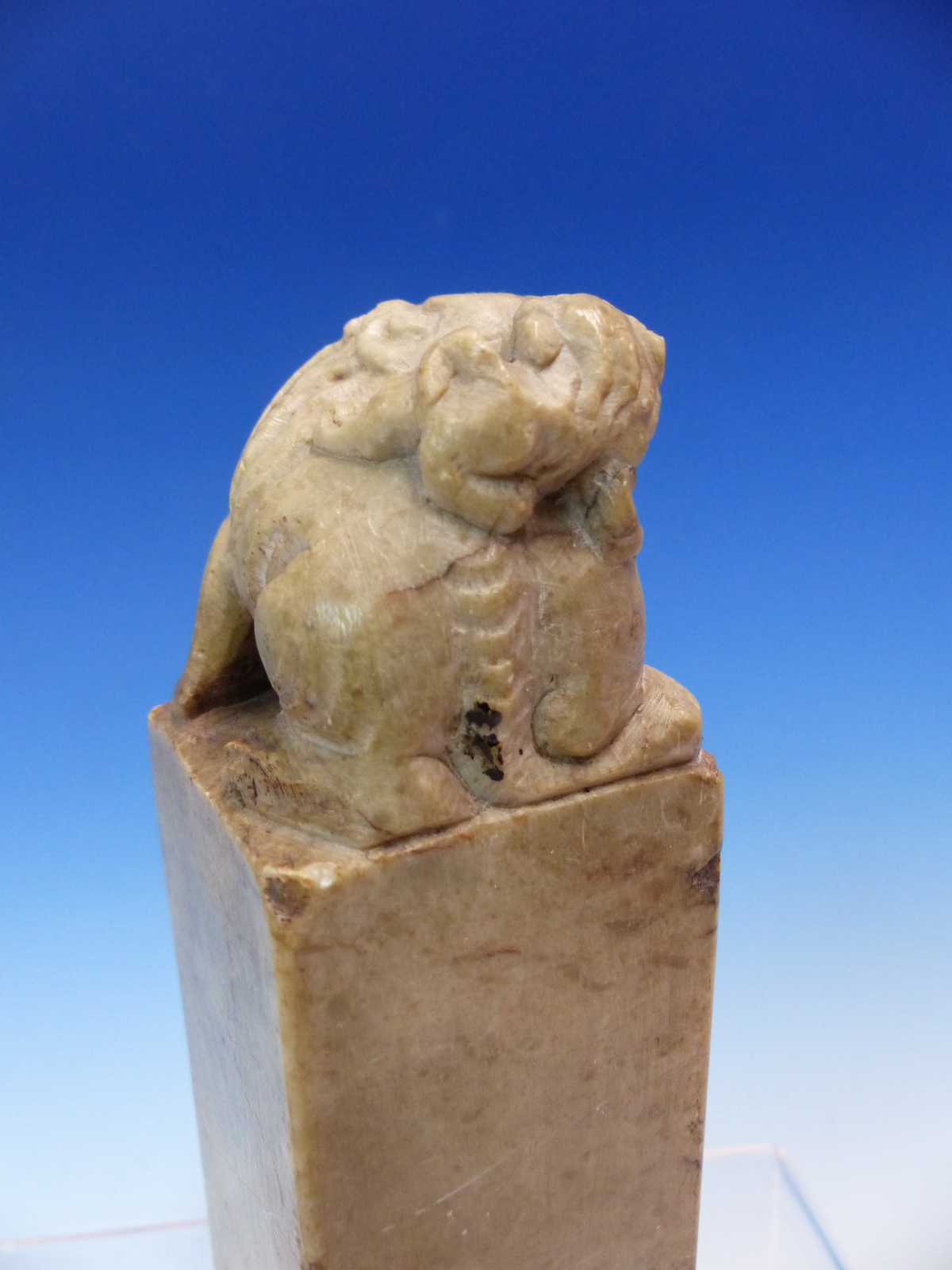 A CHINESE SOAPSTONE SEAL SURMOUNTED BY A BUDDHIST LION, AN INSCRIPTION TO ONE SIDE, THE BASE CUT - Image 7 of 8