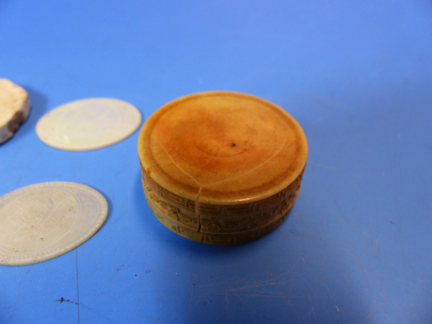 SIX CHINESE PORCELAIN GAMBLING TOKENS TOGETHER WITH MOTHER OF PEARL COUNTERS INITIALLED C, SOME - Image 10 of 10