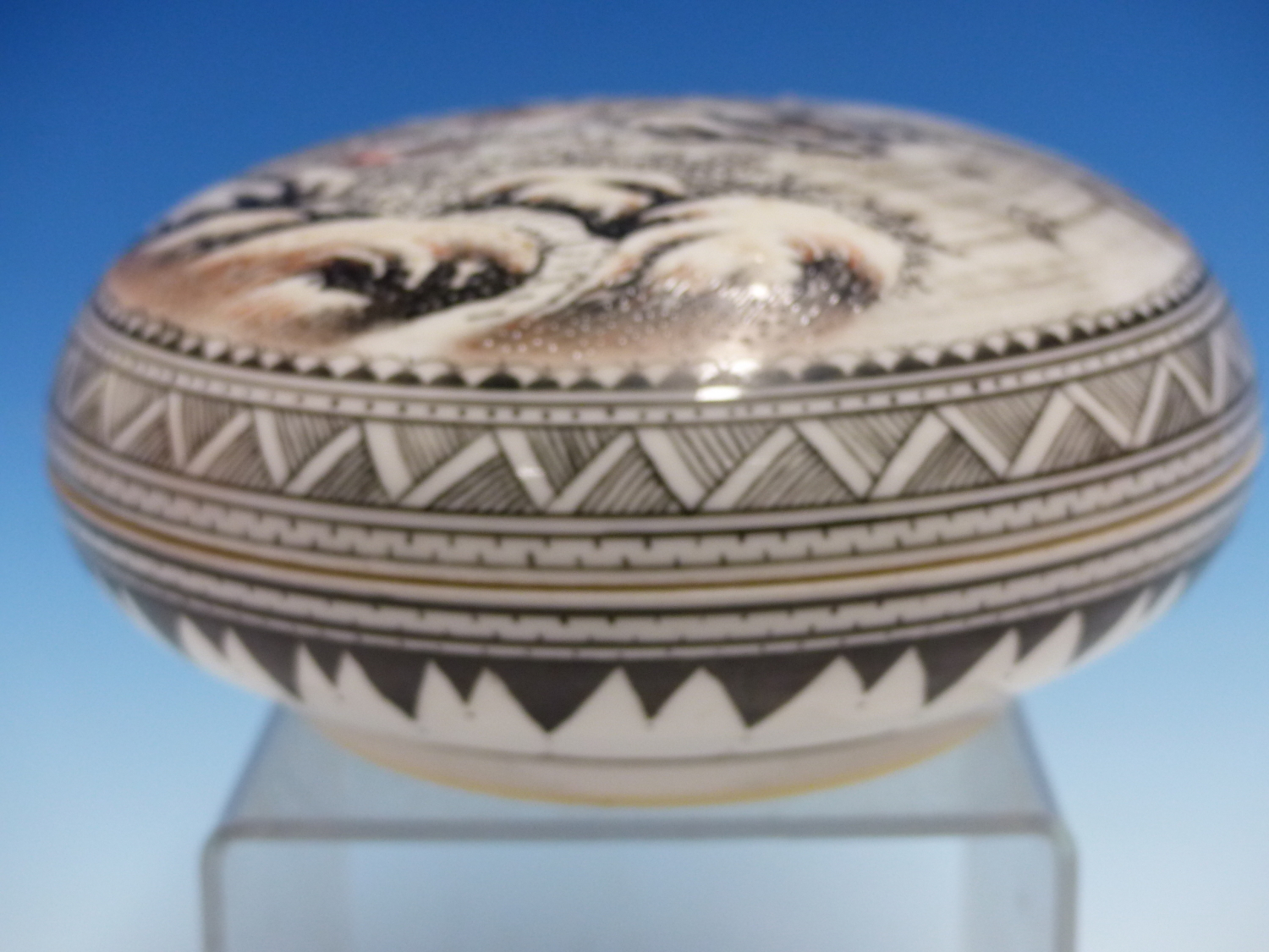 A CHINESE CIRCULAR COVERED BOX, DECORATED WITH A WINTER LANDSCAPE AND INSCRIPTION, CHARACTER MARK - Image 5 of 9