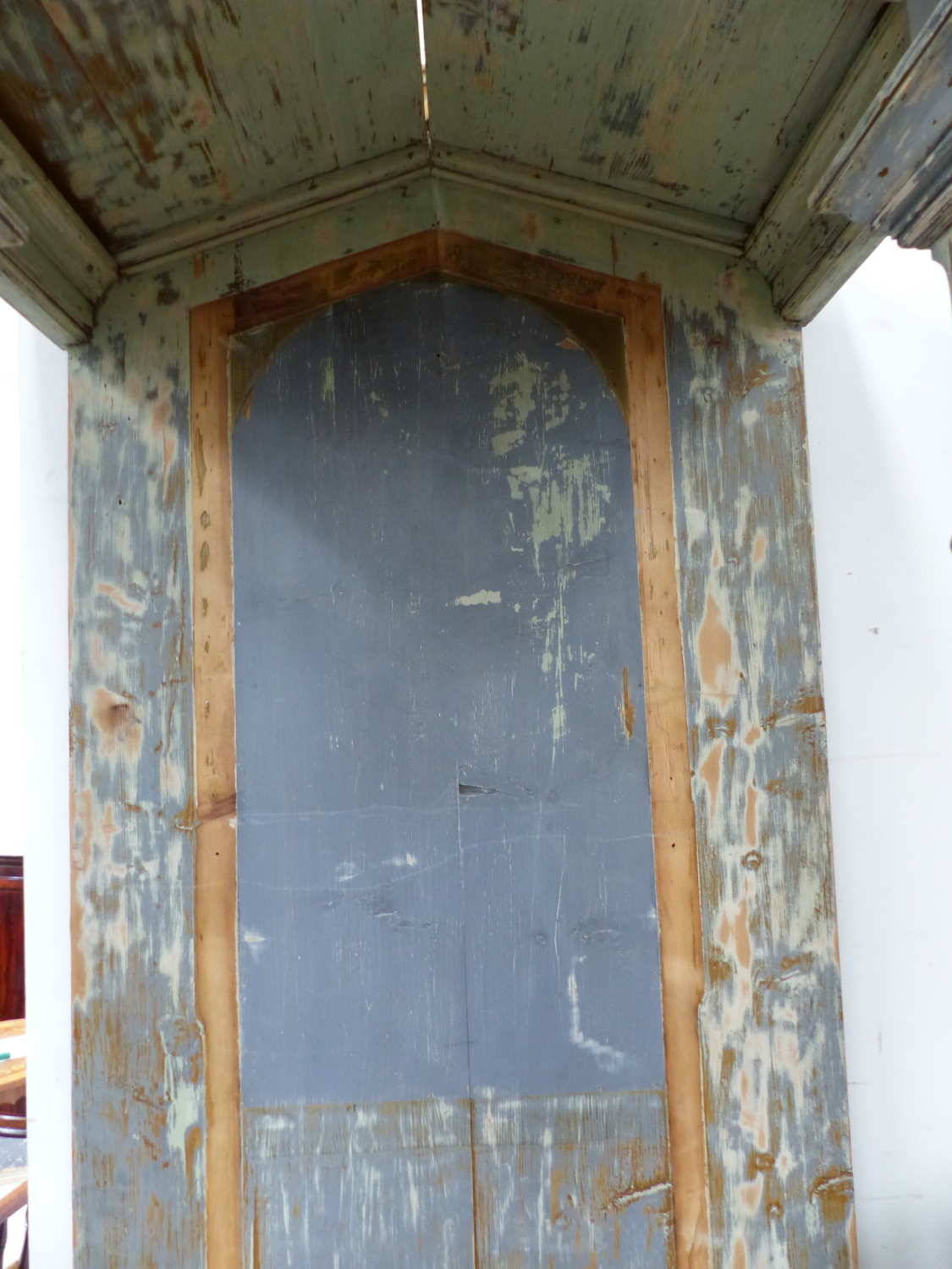 AN IMPRESSIVE PAIR OF ANTIQUE PINE CARVED AND PAINTED PORTICO NICHES, EACH WITH CLASSICAL - Image 3 of 8