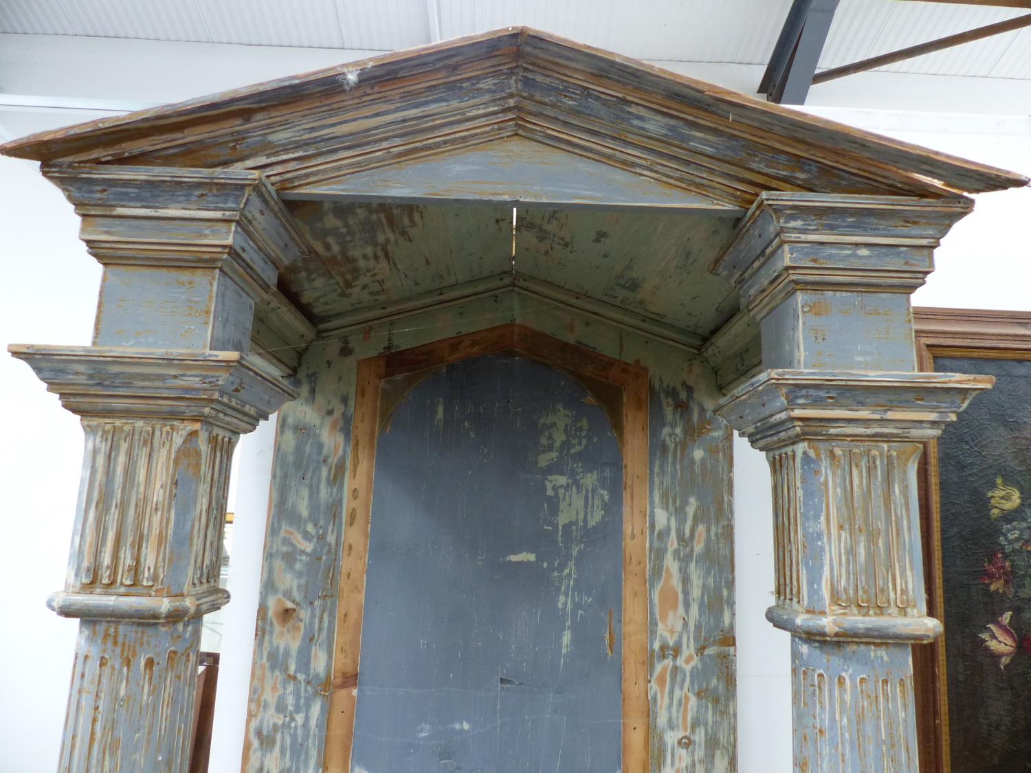 AN IMPRESSIVE PAIR OF ANTIQUE PINE CARVED AND PAINTED PORTICO NICHES, EACH WITH CLASSICAL - Image 2 of 8