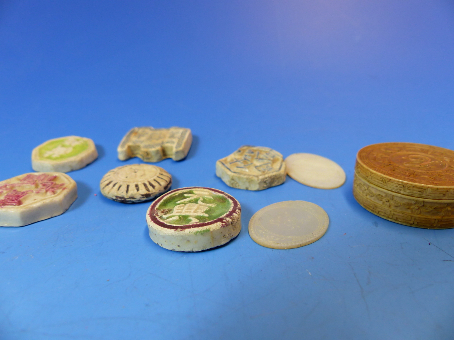 SIX CHINESE PORCELAIN GAMBLING TOKENS TOGETHER WITH MOTHER OF PEARL COUNTERS INITIALLED C, SOME - Image 5 of 10