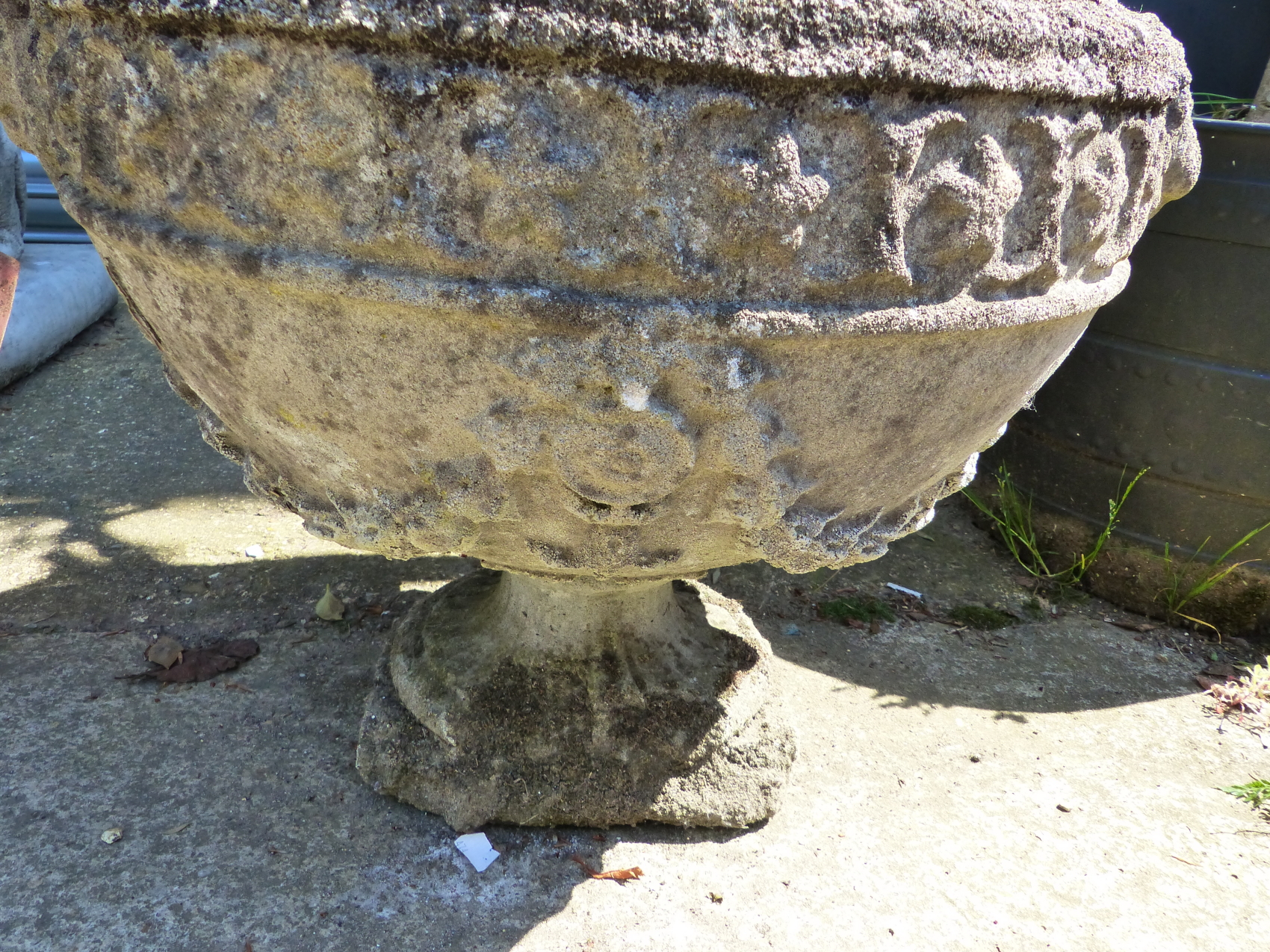 A SET OF FOUR CLASSICAL STYLE SWAG DECORATED COMPOSITE STONE GARDEN URNS, H 55cms. - Image 3 of 7