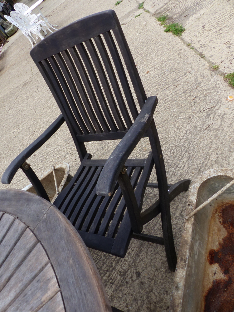 A FOLDING TEAK GARDEN TABLE AND CHAIRS. - Image 3 of 4