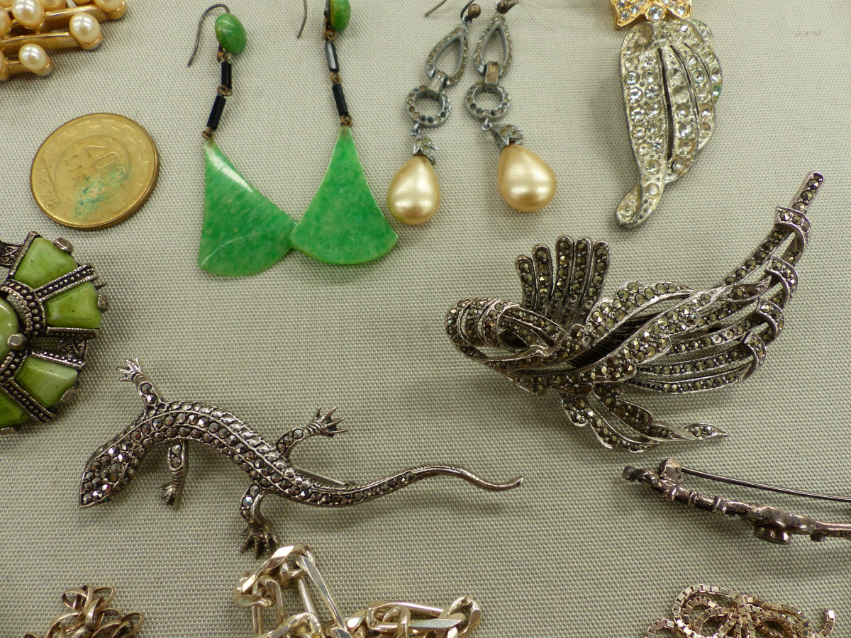 A COLLECTION OF JEWELLERY TO INCLUDE A SILVER VINTAGE CHARM BRACELET,A SILVER INGOT, BRACELETS, - Image 12 of 13