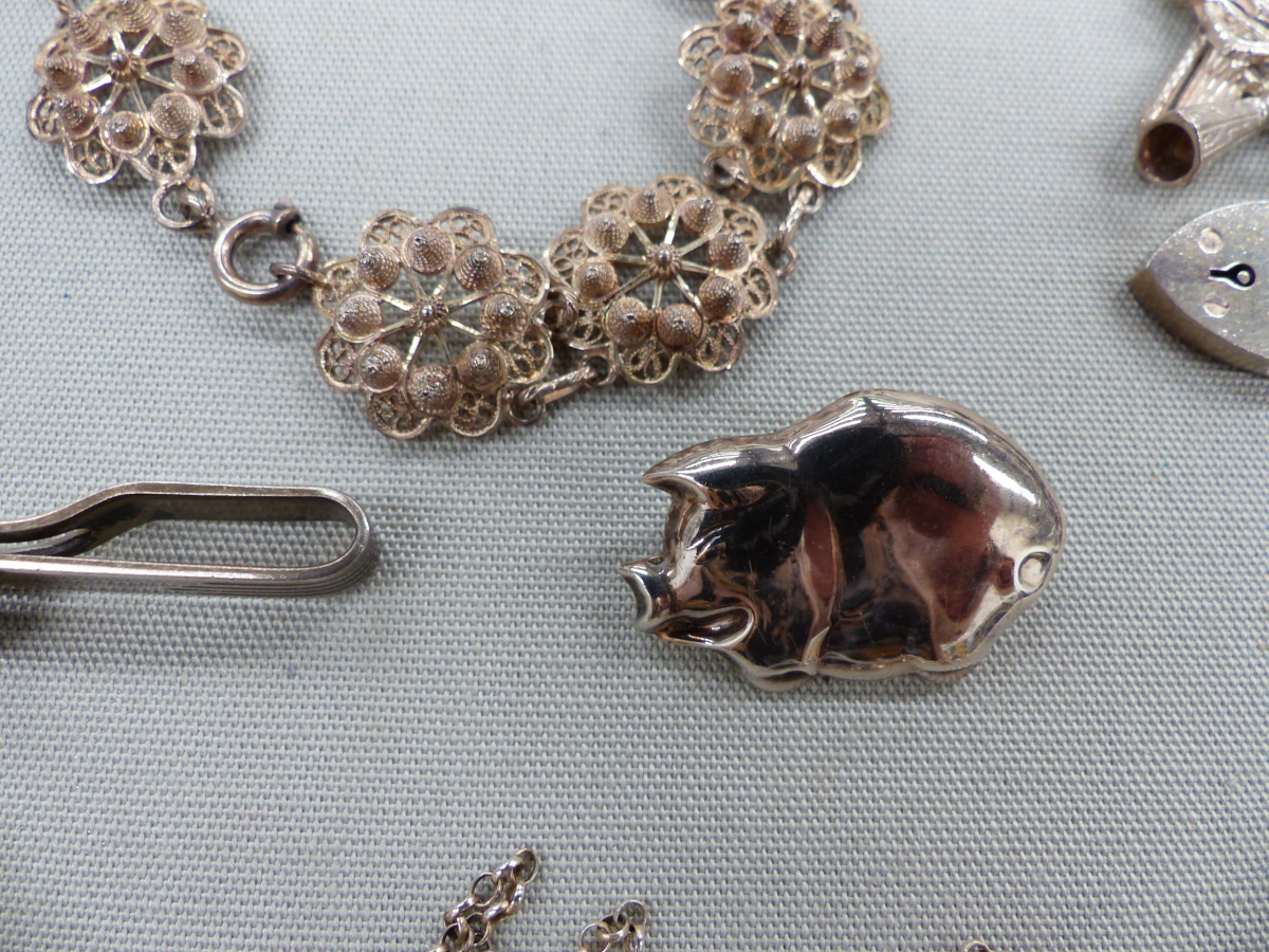 A VINTAGE SILVER CHARM BRACELET, SILVER PIG BROOCH, A GENTS SILVER FIGARO CHAIN, A SILVER VINTAGE - Image 3 of 7